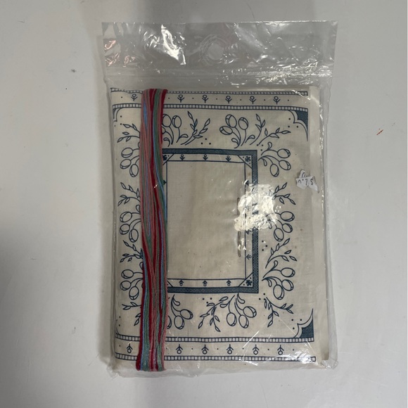 Vintage Sunset Stitchery Kit  Tulips and Lace Frame Old Stock 890 - Picture 2 of 3